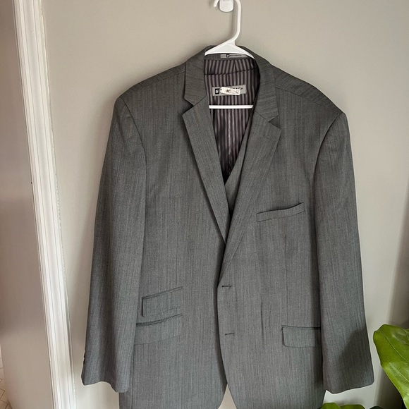 BachRach Modern fit Men's Gray full suit 42R